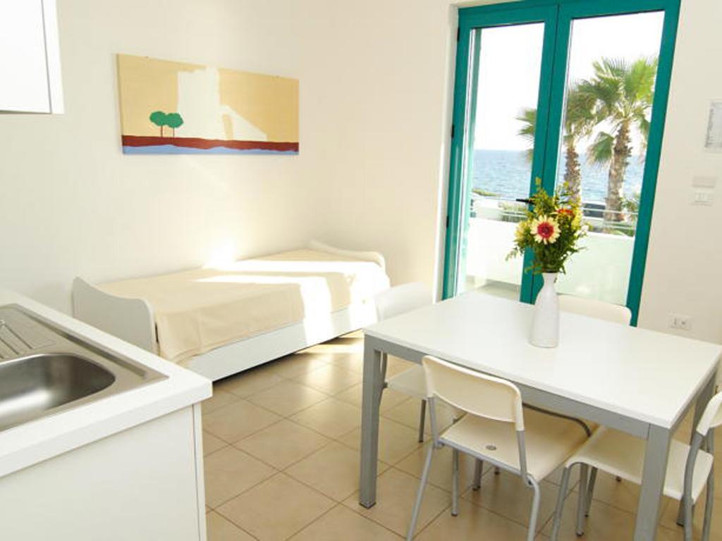 Terrazze Del Mare Aparthotel Racale Room photo